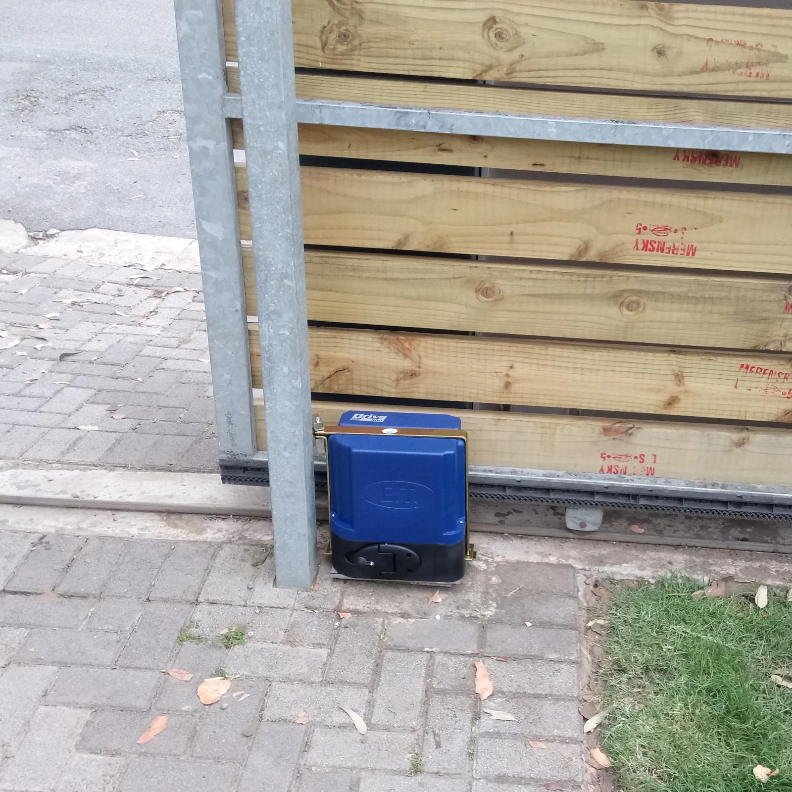ET Drive 500 sliding gate motor installed